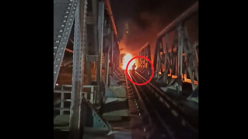 Beredar Video Detik-Detik Masinis KA Brantas Jalan di Atas Jembatan usai Lokomotif Terbakar