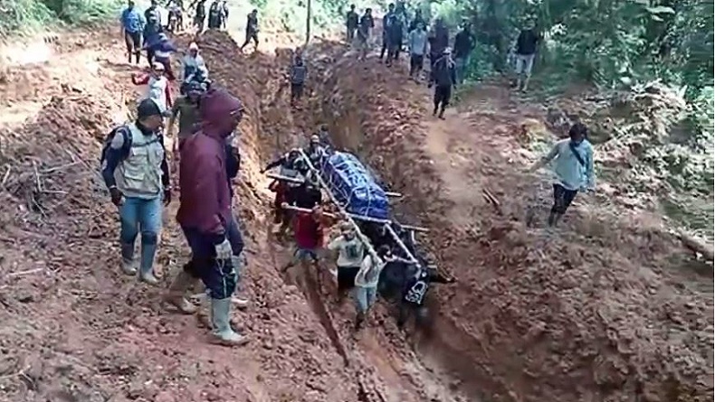 Nasib Warga Seko Luwu Utara, Tandu Jenazah Pendeta 30 Km karena Akses Jalan Buruk