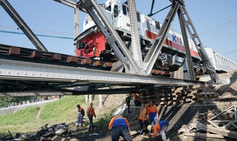  Potret Petugas KAI Berjibaku Evakuasi Lokomotif KA Brantas dan Bangkai Truk Pascakecelakaan 