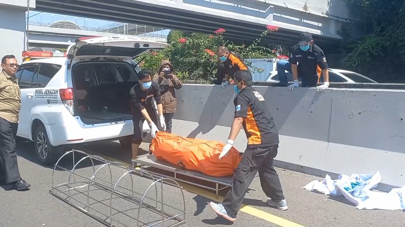 Misterius, Mayat Pria Tak Dikenal Tergeletak di Parit Jalan Tol Jagorawi