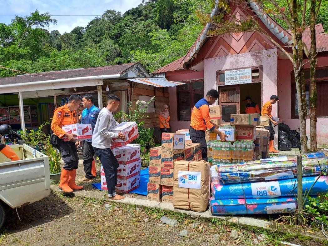 Tanggap Bencana, BRI Peduli Salurkan Bantuan kepada Korban Banjir dan Longsor Sumbar