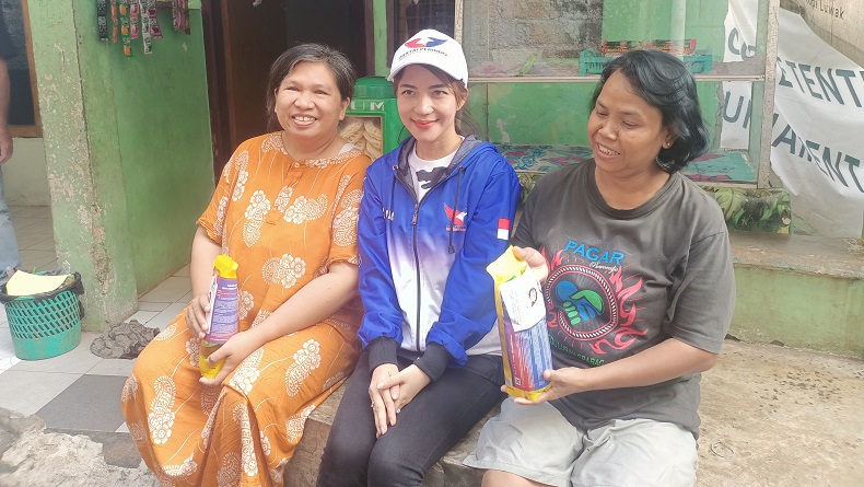 Bacaleg Partai Perindo Tati Sri Hardina Bagikan Minyak Goreng dan Sosialisasi KTA Berasuransi di Depok