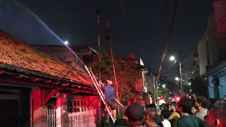 Kebakaran Landa Permukiman Padat Penduduk di Setiabudi, 16 Mobil Damkar Dikerahkan