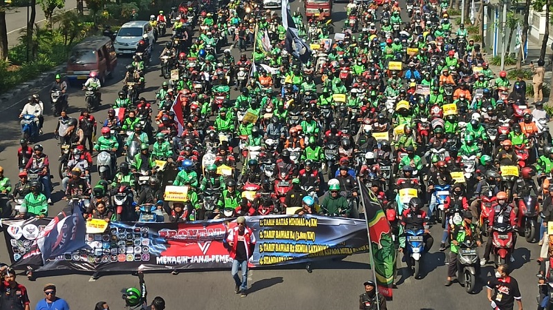 Ribuan Driver Ojol di Surabaya Tagih Janji Gubernur soal Aturan Tarif 