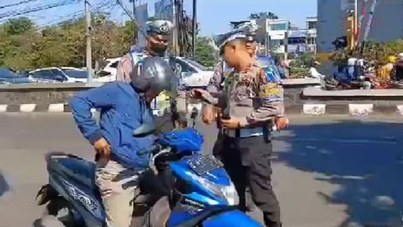 Viral Pemotor di Karawang Nolak Ditilang Polisi, Ancam Lapor ke Jenderal