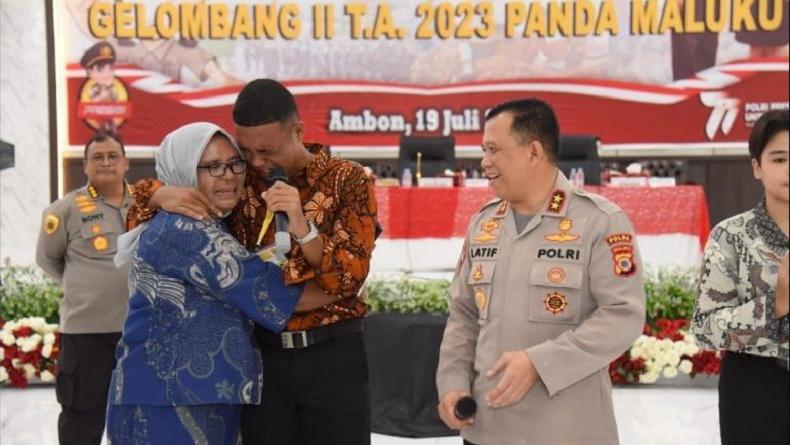 Tangis Bahagia Zauzan Dipelukan Ibunda, 4 Kali Tes Bintara Polri Akhirnya Lulus