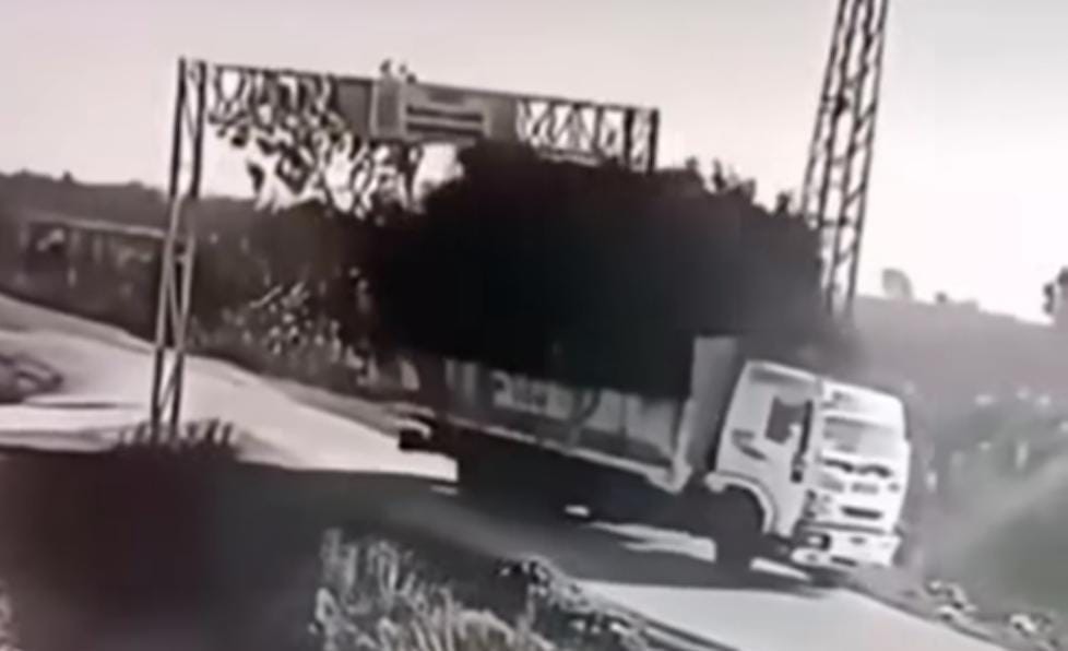 Viral Truk Bermuatan Penuh Tersangkut Gapura, Gapuranya Jadi Pindah Jalan