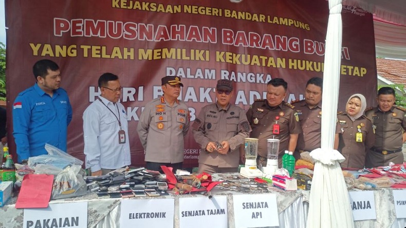 Kejari Bandarlampung Musnahkan Barang Bukti Kejahatan, dari Narkoba hingga Senpi