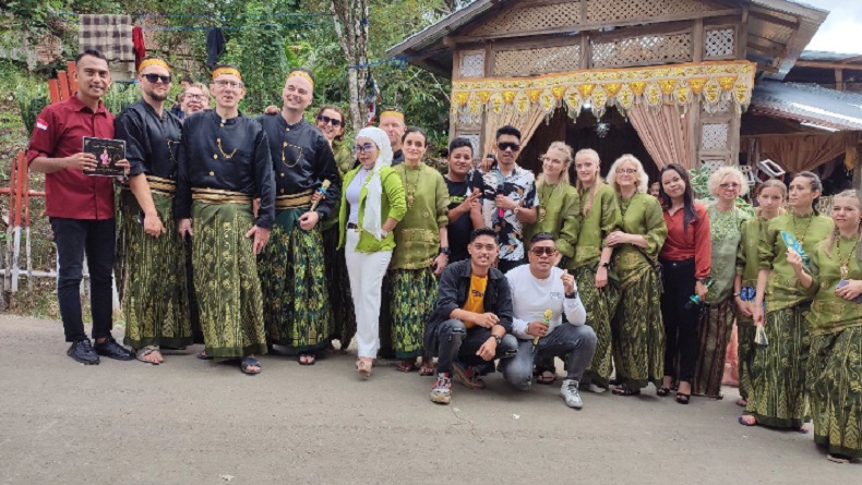 Viral Pria Sinjai Nikahi Gadis Polandia, Netizen Kagum Keluarga Bule Pakai Baju Adat Bugis