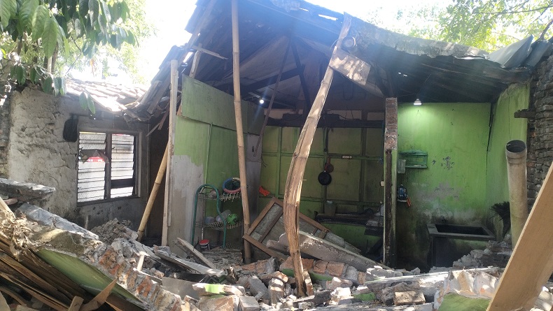 Tembok Rumah Ambruk Terdampak Proyek Rel Layang Joglo, Diduga Efek Pemasangan Paku Bumi