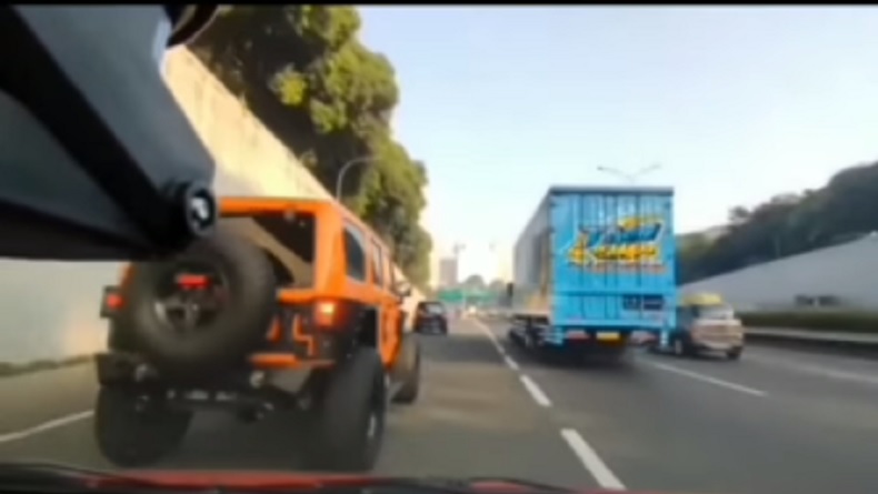 Viral Rubicon Serempet Mobil Lain di Jaksel, Tancap Gas saat Diminta Berhenti