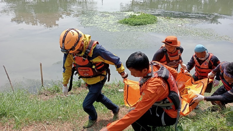 Bocah 10 Tahun Tenggelam di Sungai BTB 16 Karawang Ditemukan Meninggal