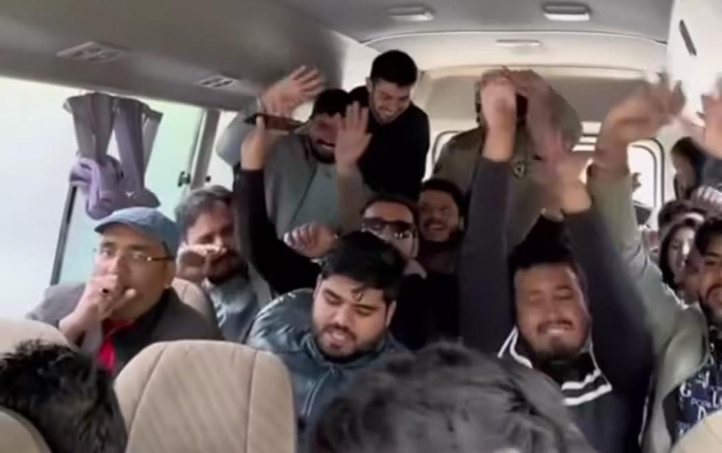 Viral Aksi Sopir Bus Berjoget Bersama Penumpang, Mengemudi Lepas Tangan Berakhir Terguling