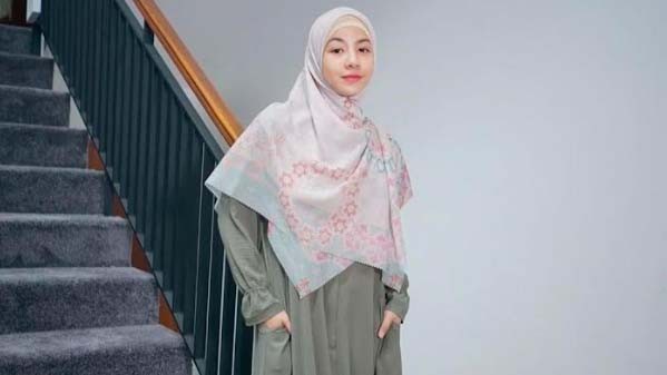 7 Artis yang Menulis Buku Sendiri, Nomor 6 Karyanya Sempat Dihujat Netizen