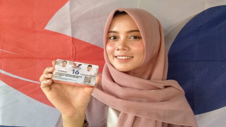 Terima KTA Partai Perindo Berasuransi dari Kang Prabu, Warga Cirebon Histeris