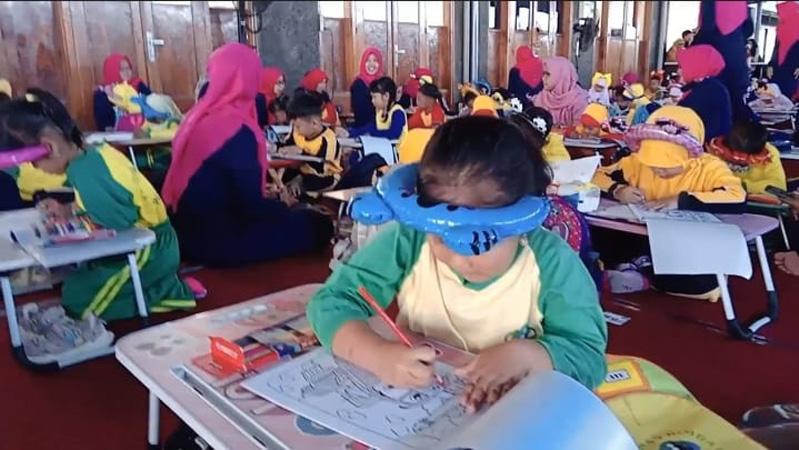 Peringati HAN 2023, Ratusan Anak Ikuti Lomba Mewarnai Gambar di Stasiun Cilacap