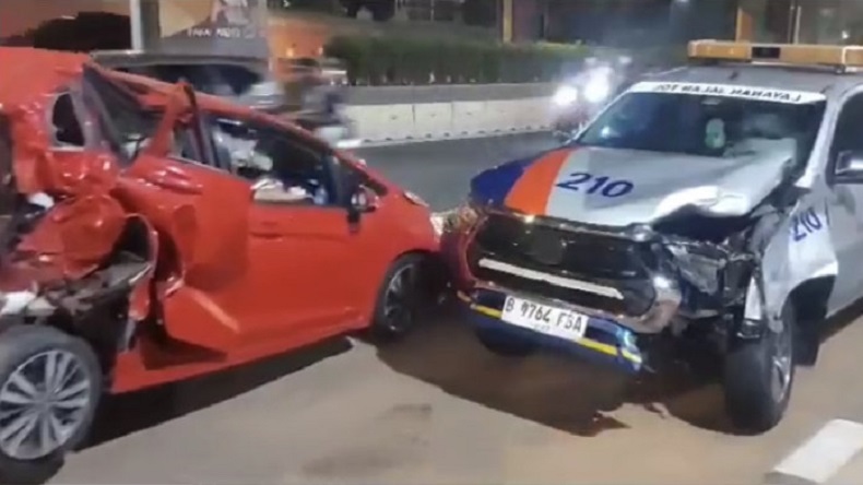 Mobil Layanan Jalan Tol Kecelakaan di Matraman, Tabrak Kendaraan Lain dan Trotoar