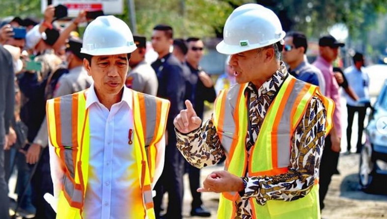 Momen Kebersamaan Jokowi dan Ganjar Pranowo saat Tinjau Infrastruktur di Jateng
