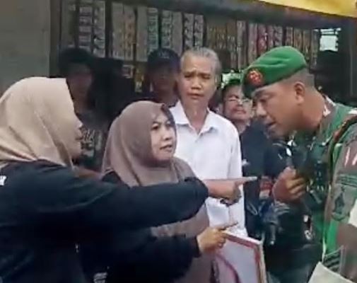 Tuntut Keadilan, Keluarga Korban Tragedi Kanjuruhan Adang Rombongan Presiden Jokowi