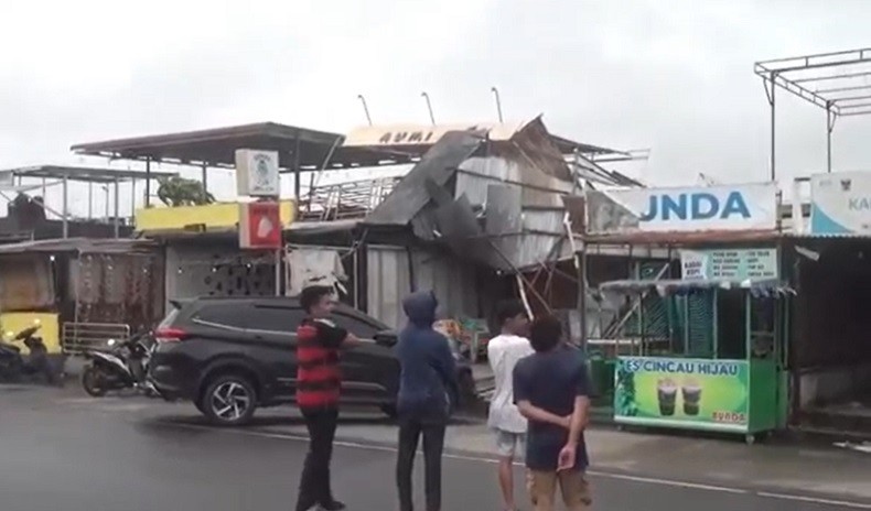 Angin Kencang Landa Kota Padang, Atap Rumah dan Lapak Pedagang di Pantai Purus Rusak