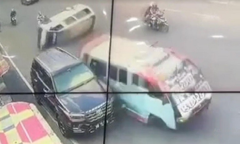 Kebut-Kebutan di Jalan, 2 Angkot di Bandarlampung Terguling hingga Hantam Fortuner