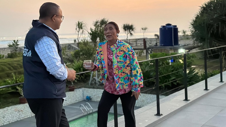 Anies Baswedan Bertemu Susi Pudjiastuti di Pangandaran, Nikmati Senja dan Air Kelapa Muda