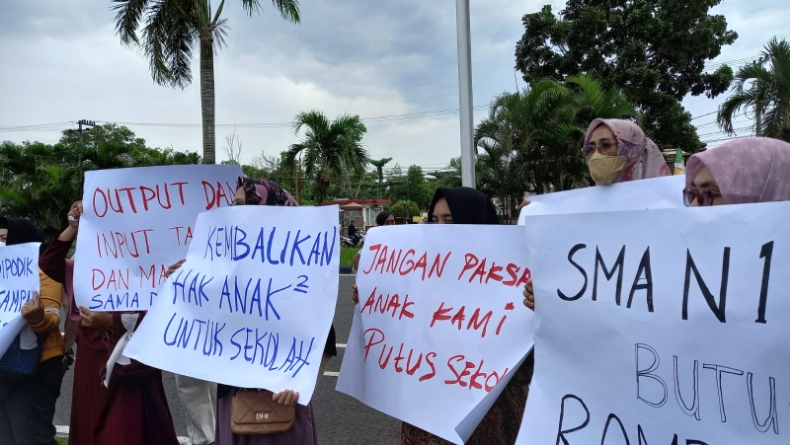 Polemik PPDB di Babel, Emak-emak Demo di Kantor Dinas Pendidikan
