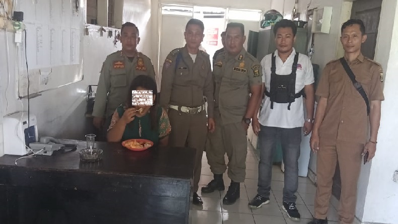 Heboh Perempuan ODGJ Telanjang Dada Amuk Wisatawan di Pantai Citepus Sukabumi