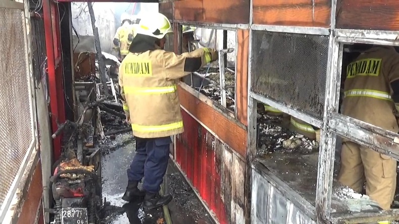 Kebakaran Landa Warung Bakmi dan Apotek di Kramat Jati, 4 Orang Luka-luka