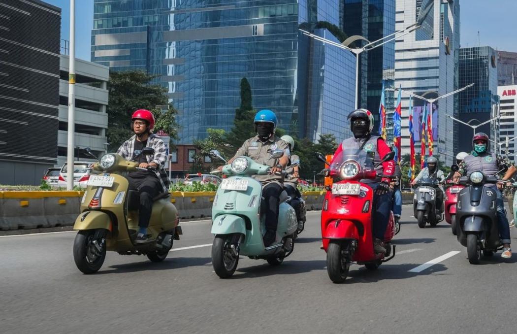 Luncurkan GTS Terbaru, Penggemar Vespa Berbodi Besar Ramaikan Jalanan Jakarta