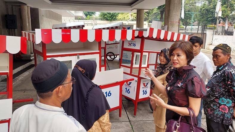 Bagikan Gerobak ke Pedagang, Bacaleg Partai Perindo Ci Mehong: Semoga Tambah Laris Manis