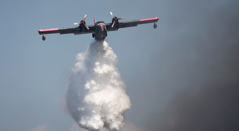 Tragis, Pesawat Pemadam Kebakaran Yunani Tabrak Bukit lalu Meledak saat Tugas