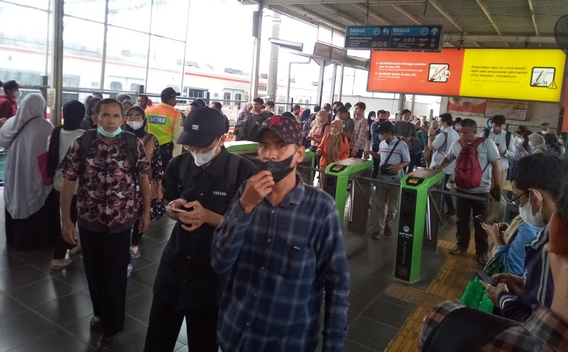 Truk Tabrak Tiang Listrik KRL, Penumpang di Stasiun Sudimara Menumpuk
