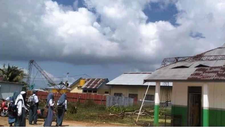 Tower Roboh Timpa Gedung SMK Taliabu, 2 Ruang Kelas Rusak Berat