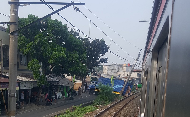 Perjalanan KRL Rangkasbitung-Tanah Abang Terhambat akibat Truk Tabrak Tiang Listrik