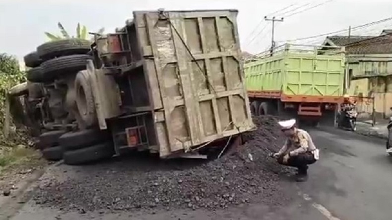 Kecelakaan di Sukabumi, Truk Batubara Tabrak 2 Minibus lalu Terguling, Lalin Tersendat