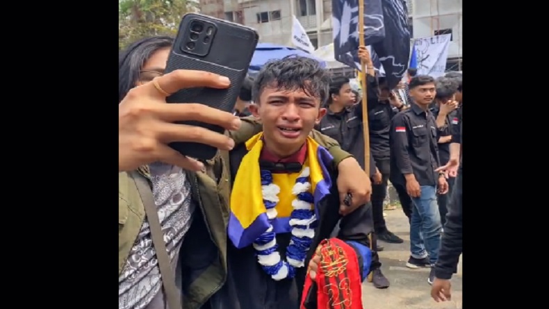 Viral Tangis Mahasiswa Unila Ini Pecah saat Wisuda usai Kuliah 14 Semester
