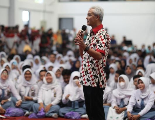 Ganjar Larang Sekolah Tahan Ijazah Siswa: Kalau Ada Kita Urus