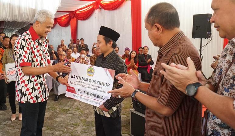 Ganjar Serahkan Bantuan ke Politeknik Gusdurian: Gotong Royong Wujudkan Pendidikan yang Baik