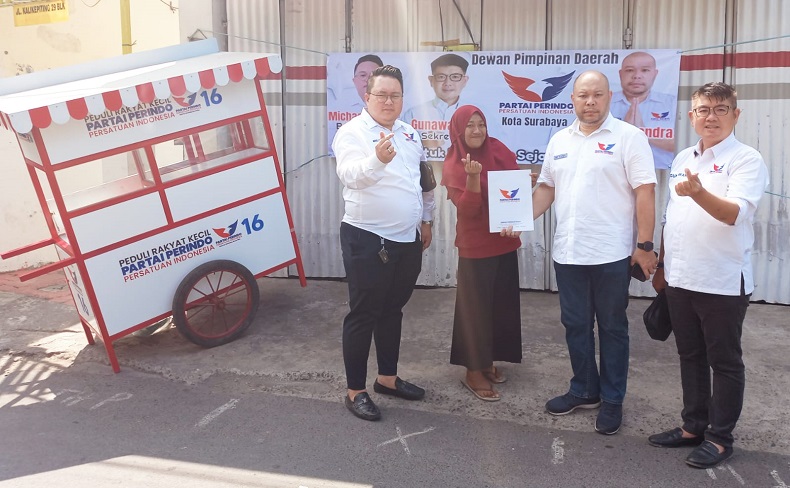 Bantu Ekonomi Warga, DPD Partai Perindo Surabaya Bagikan Gerobak kepada Pelaku UMKM 