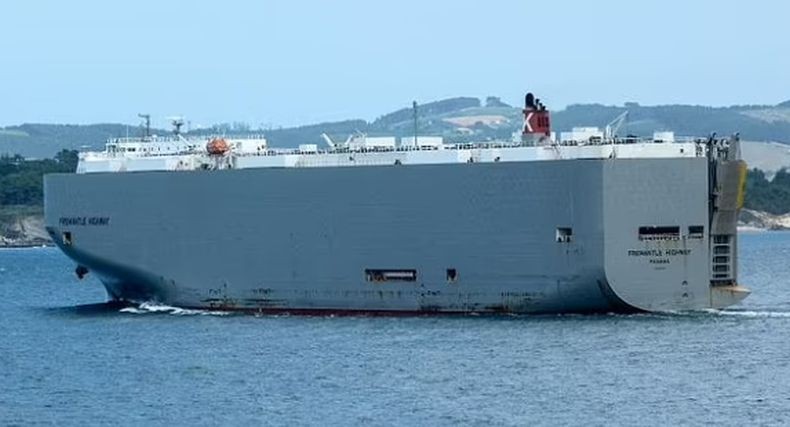 Kapal Kargo Bawa Ribuan Mobil Baru Terbakar di Pantai Belanda, 1 Orang Tewas