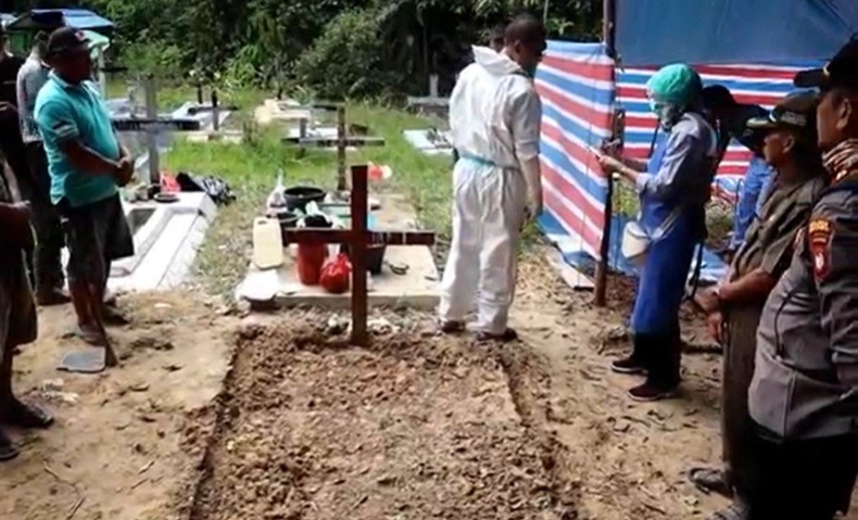 Kematian Gadis 17 Tahun di Sintang Dianggap Janggal, Polisi Bongkar Makam Autopsi Jenazah