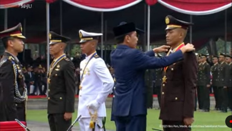 Presiden Jokowi Lantik 833 Perwira TNI-Polri di Istana Merdeka