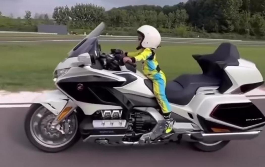 Viral Bocah 4 Tahun Bisa Naik Moge, Begini Aksinya