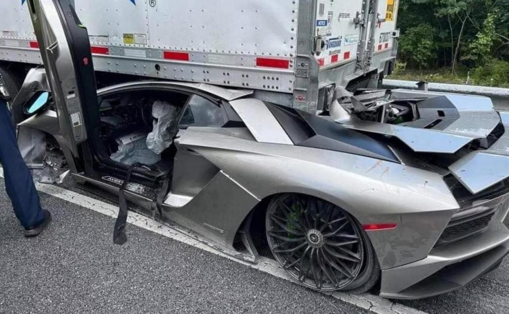 Kecelakaan Lamborghini Aventador Masuk Kolong Truk Bikin Ngilu