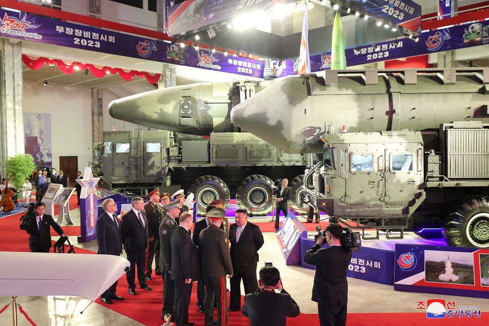 Kim Jong Un Pamer Macam-Macam Senjata Korut ke Menhan Rusia, dari Rudal hingga Drone Baru