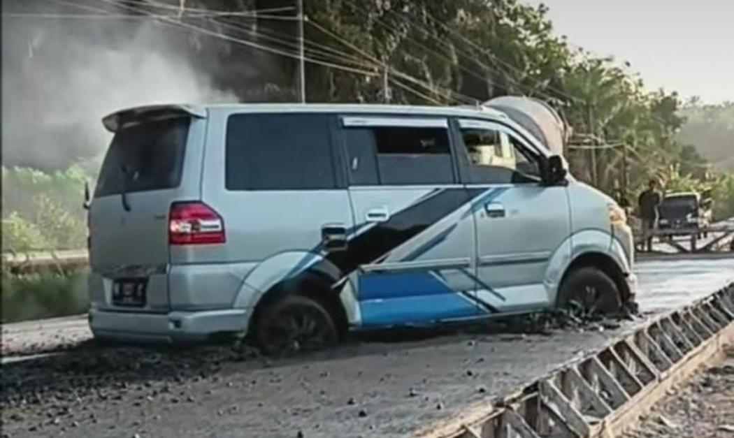 Viral Mobil Terjebak di Jalan Cor yang Masih Basah, Dicuekin Pekerja Lanjut Ngecor