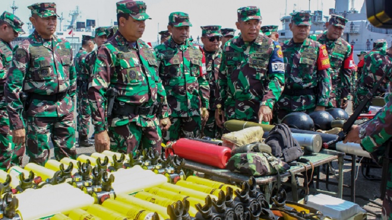 Pangkogabwilhan II Gelar Apel Pasukan dan Peralatan Tempur di Dermaga Madura