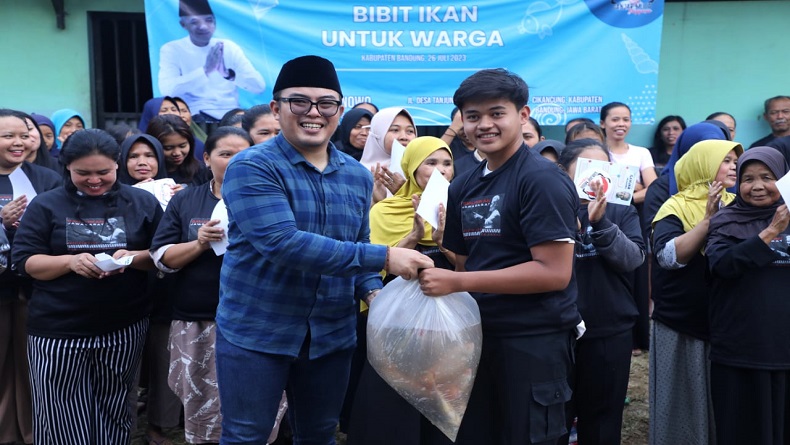 Relawan GMP Sosialisasikan Sosok Ganjar sambil Tebar Ribuan Benih Ikan di Cikancung Bandung