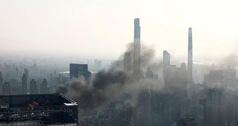 Detik-Detik Crane Terjatuh dari Lantai 45 di Jalanan New York, Belasan Orang Terluka